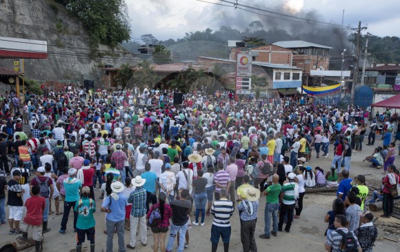 Cerca de 12.000 personas participan de la protesta que ya deja 27 heridos y una persona muerta. FOTO MANUEL SALDARRIAGA
