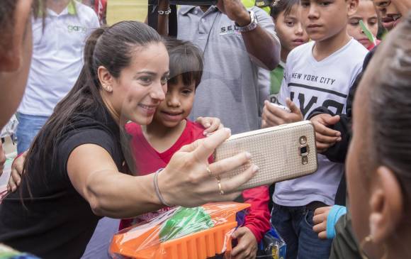 Mariana Pajón continuó dándole alegrías a los niños antioqueños. FOTO CARLOS VELÁSQUEZ