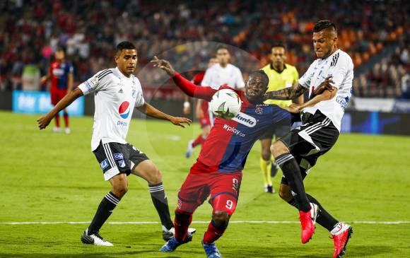 Cerca de 700 futbolistas de la Primera A y la Primera B esperan con paciencia. FOTO Julio César Herrera