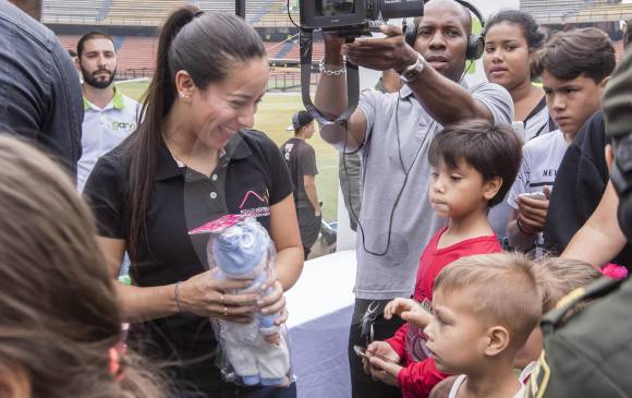Doce mil niños recibieron regalos de manos de la bicicrosista antioqueña Mariana Pajón. FOTO Carlos Alberto Velásquez
