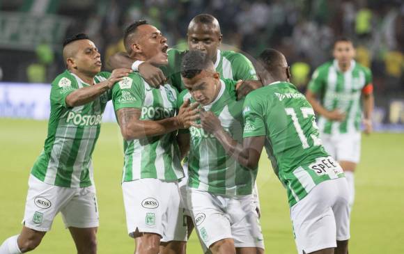 El festejo de Ómar Duarte con sus compeñeros en el Atanasio. Un gol que llega en un momento oportuno para el delantero. Ayer ocupó el puesto de Hernán Barcos. FOTO edwin bustamante