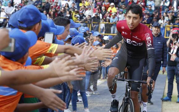Egan Bernal (Ineos) saluda a los aficionados que, durante una semana, disfrutarán del espectáculo del Tour Colombia. Ayer fue la presentación de los equipos. FOTO Manuel Saldarriaga