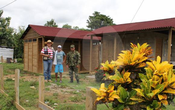 El coronel (r) Raúl Peña entrega la vivienda a un indígena en Necoclí. Foto: Ejército