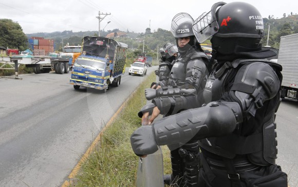 Escena del paro camionero en la Variante a Caldas, en Antioquia. FOTO DONALDO ZULUAGA