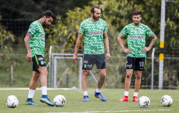En la imagen, los atacantes argentinos Patricio Cucchi y Hernán Barcos junto al volante uruguayo Pablo Cepellini. FOTO jaime pérez