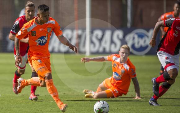 Alexis Zapata se mantiene como el eje del equipo naranja que necesita los tres puntos. La acción corresponde al duelo que le ganaron con solidez al Cúcuta Deportivo. FOTO Carlos Velásquez 