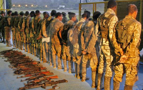 En los últimos años, se ha registrado la entrega voluntaria de decenas de integrantes del “Clan del Golfo”. En Antioquia hubo una desmovilización en 2009 (foto). FOTO Archivo esteban Vanegas