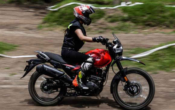 Esta moto se lanzó en el país la semana pasada, tiene un motor de 200 cc que ofrece 18.4 PS de potencia y 17.1 Nm Torque. Busca ser útil en distintos terrenos. FOTO colprensa