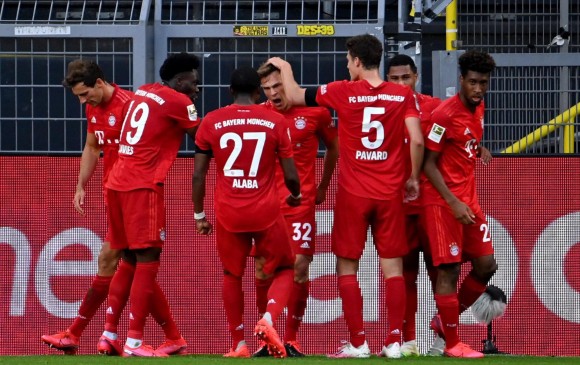 Los jugadores del Bayern celebran el tanto de Joshua Kimmich en la victoria 1-0 ante Borussia Dortmund. FOTO EFE