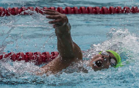 Leonel Arango Granada en acción durante su primera competencia, en los 50 metros libre, en la cual ocupó el cuarto lugar, muy cerca de su primera medalla. FOTO julio césar herrera