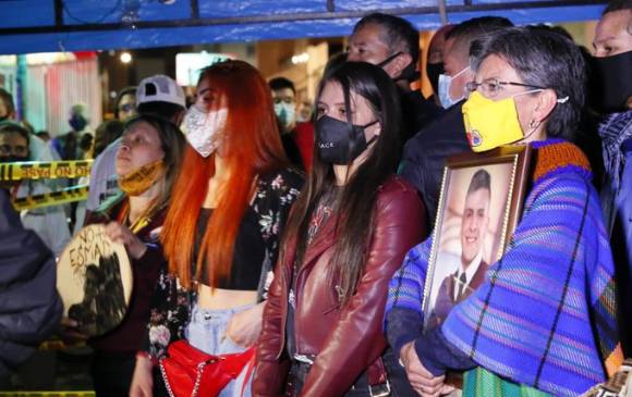 La alcaldesa de Bogotá, Claudia López, reunida con la familia de Dilan Cruz y cargando una foto del joven asesinado. FOTO CUENTA DE TWITTER @CLAUDIALOPEZ