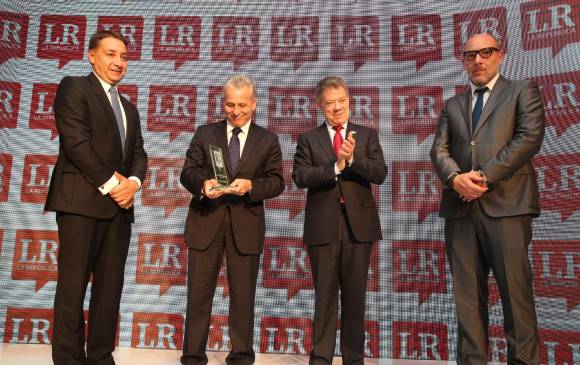 De izquierda a derecha Fernando Quijano, director de La República; Carlos Mario Giraldo, Empresario del año 2015; el presidente Juan Manuel Santos, y Juan Carlos Hernández, gerente de La República. FOTO la república