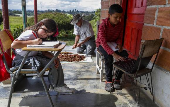 En los 117 municipios no certificados (es decir, que no son independientes en la gestión de su educación), la Gobernación va a privilegiar el trabajo en casa. FOTO: MANUEL SALDARRIAGA 
