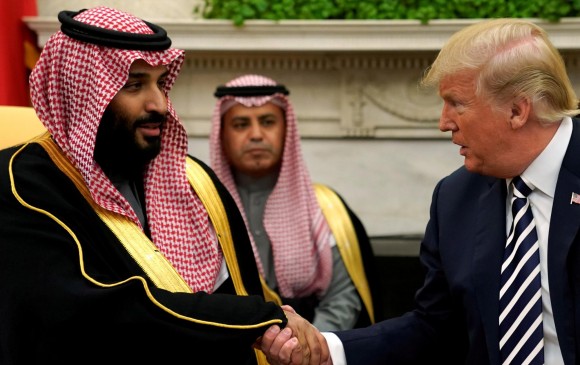 Donald Trump, presidente de Estados Unidos, ha sostenido encuentros con el príncipe saudí. Ayer aseguró que la monarquía de este país sigue siendo una aliada para EE. UU. FOTO Reuters