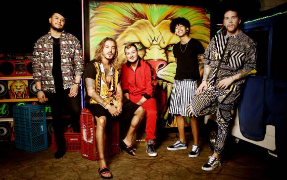 Profe, Llane, Pablo y DIM, los integrantes de Piso 21, que estrenan la canción Te vi, posan junto al joven venezolano Micro TDH. FOTO cortesía warner music