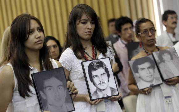 Hace 30 años, familiares de la víctimas preguntan por el paradero de sus parientes. FOTO AP