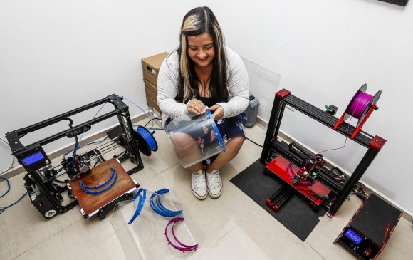 Natalí Olaya, docente del Instituto Tecnológico Metropolitano, adecuó en su casa dos impresoras 3D para la fabricación de caretas de protección. FOTO jaime pérez m. 