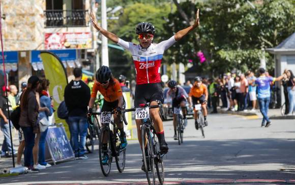Érika Botero fue una de las mujeres más aplaudidas en la carrera. Ya es figura del ciclismo colombiano.