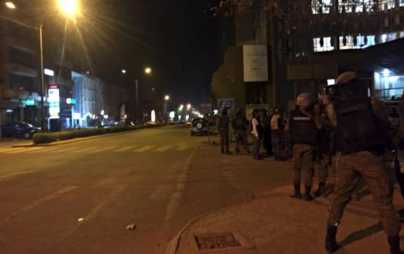 Según testigos presenciales, individuos enmascarados irrumpieron en el hotel. Foto Reuters