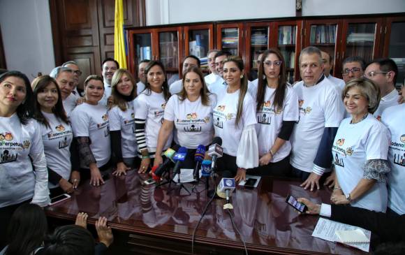Representantes de todos los partidos políticos radicaron esta tarde en la Secretaría de la Cámara, el proyecto de ley que le daría cadena perpetua a los violadores y asesinos de niños y niñas Foto: Colprensa