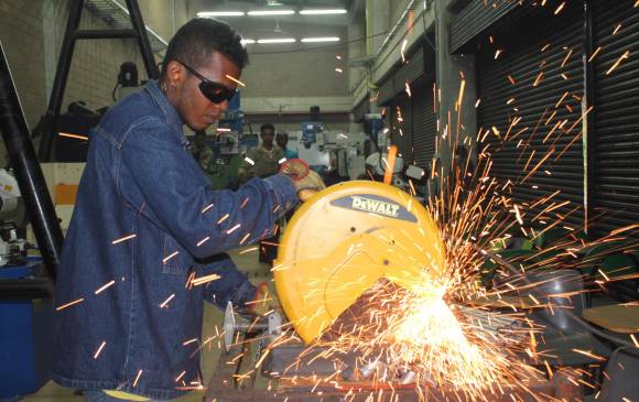 El programa 40 mil Primeros Empleos ha facilitado la vinculación de 42.635 jóvenes en 8.138 empresas del país. FOTO CORTESÍA SENA