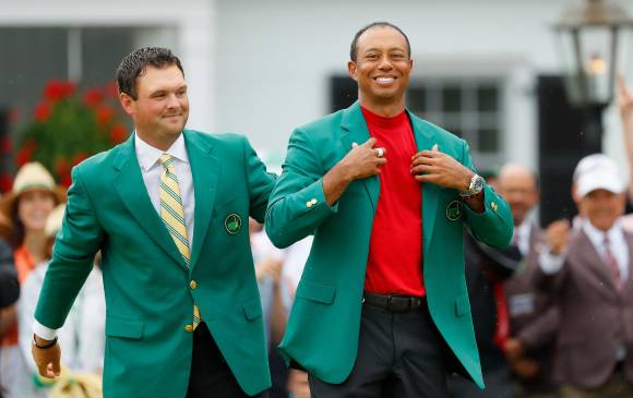 Tiger Woods recibe su quinta chaqueta verde como ganador del Masters de Augusta y se convierte en histórico. FOTO afp