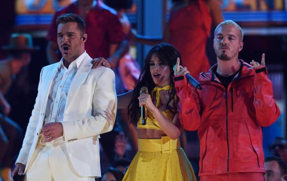 Ricky Martin, Camila Cabello y J Balvin. FOTO AFP