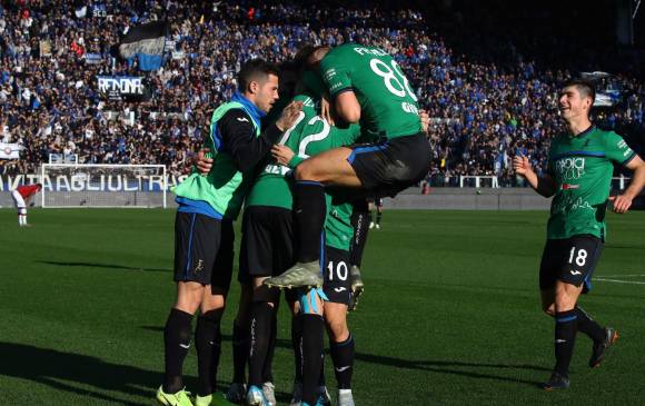 El argentino Alejandro Gómez y el colombiano Luis Muriel abrieron y cerraron este domingo, respectivamente, la contundente goleada 5-0 del Atalanta contra el Milan. Foto: EFE.