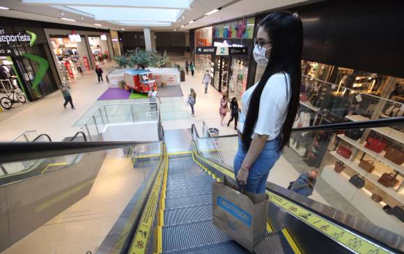 Pese a que un alto porcentaje de los locales en los centros comerciales están en operación, las restricciones a la movilidad tienen menguado el tráfico de compradores. FOTO Edwin Bustamante