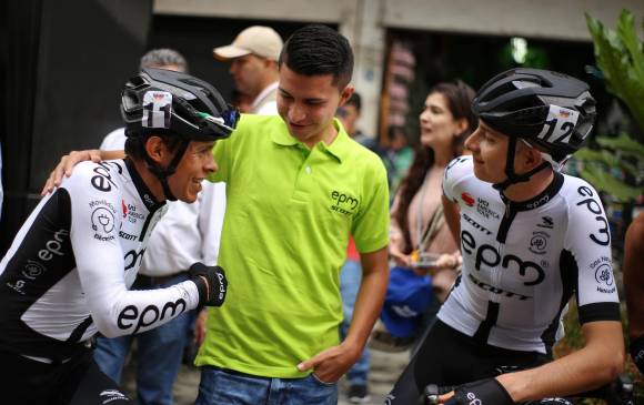 Andrés Camilo Ardila (de verde), despidiéndose de sus compañeros del EPM-Scott. Correrá en Europa con el Team UAE, escuadra que lo fichó tras ganar el Giro Sub-23. FOTO Colprensa