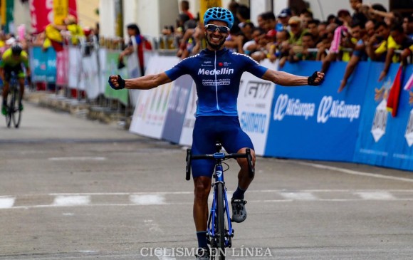  El antioqueño Cristian Montoya, de la escuadra antioqueña se adjudicó este miércoles la tercera etapa de la Vuelta a Colombia que se corrió entre los municipios de San Gil y Bucaramanga. Foto tomada de Twitter, Ciclismo en Línea.