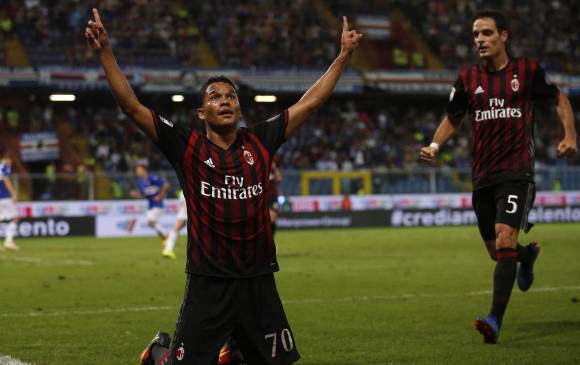 Carlos Bacca salió desde el banquillo y marcó el gol decisivo este viernes para la victoria del Milan ante el Sampdoria. FOTO AFP
