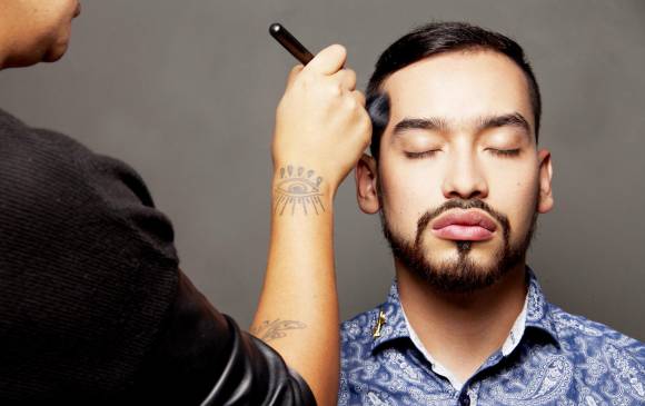 Es importante aplicar bases o BB cream en la zona T, orejas y cuello, para crear un conjunto en el maquillaje. Preferible no usar polvos, envejecen la piel.