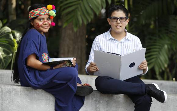 Jennifer Paola Uriana, escritora wayuú de 10 años, y Tomás Bedoya, de 12, en la Fiesta sobre sus libros. FOTO manuel saldarriaga