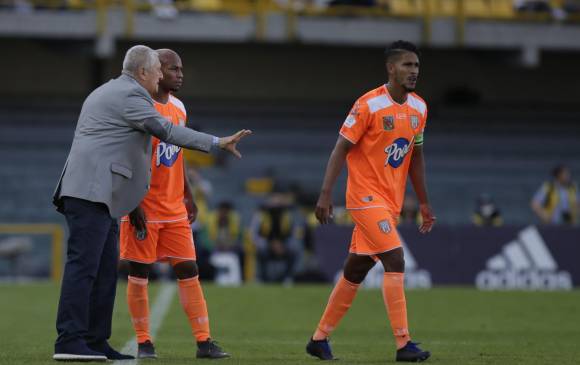 Para el técnico Eduardo Lara el aporte de los laterales es vital. Acá dando instrucciones a Nicolás Giraldo. FOTO Colprensa