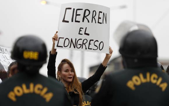 Manifestantes en favor de la destitución del Parlamento. En la noche de ayer, tras conocer la suspensión del presidente Martín Vizcarra, se presentaron enfrentamientos entre ciudadanos inconformes y la Policía a las afueras del Legislativo. FOTO EFE