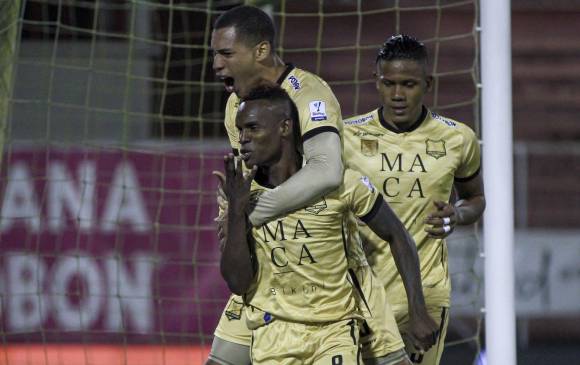 El festejo de los jugadores de Águilas tras el gol de Jáder Obrian. FOTO DIMAYOR