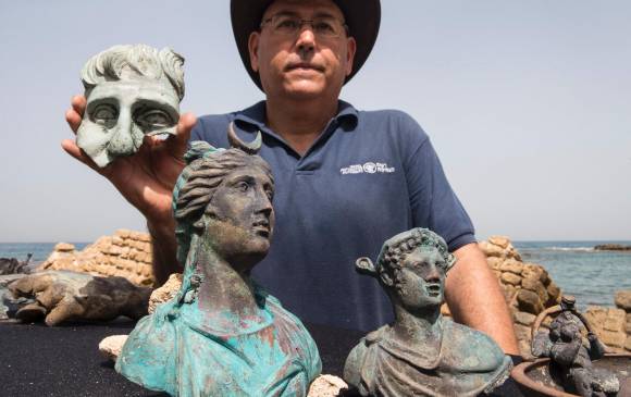 Arqueólogos submarinistas han hallado un pecio junto al puerto antiguo de Cesárea, con miles de monedas de 1.600 años. FOTO AFP