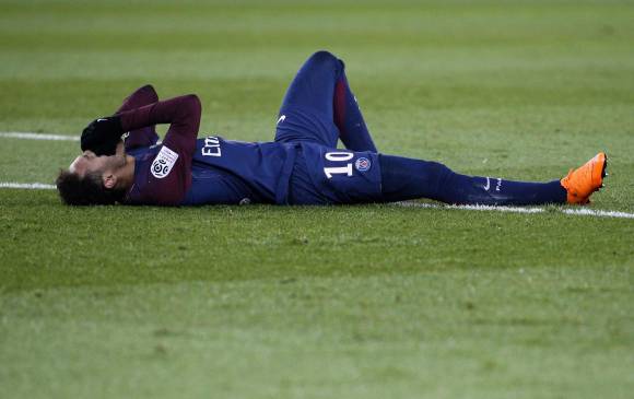 Neymar se duele de la molestia que lo aleja, provisionalmente, de las canchas. FOTO AFP