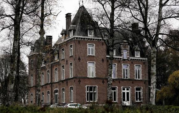 Se trata del Castillo de Van Rivieren, que se encuentra en un bosque ubicado en Gelrode y el estado belga ha puesto a la venta. FOTO AFP