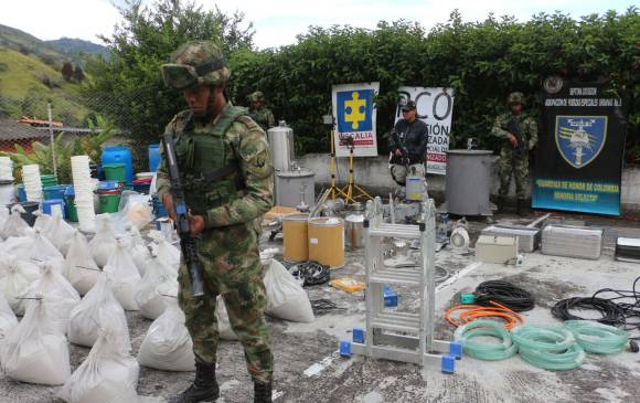 En estos costales estaba la cocaína camuflada con estuco, en una finca de la vereda El Zarzal de Copacabana. Según la Embajada del Reino Unido, iba para Europa. FOTO cortesía cuarta brigada