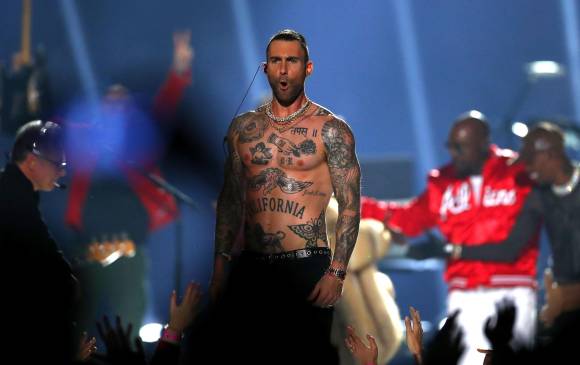 Imagen del vocalista Adam Levine, de Maroon 5 durante el Supoer Bowl. FOTO AFP