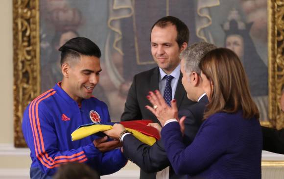 La Selección Colombia de Fútbol de Mayores recibió este martes el Pabellón Nacional, de manos del presidente de la República, Iván Duque Márquez. Foto: Colprensa