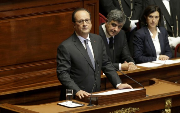 El presidente de Francia, François Hollande, pidió este lunes a diputados y senadores que prologuen el estado de emergencia durante tres meses para poder luchar contra el terrorismo. FOTO 