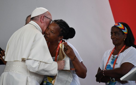 El Papa también se encontró con comunidades indígenas. FOTO AFP