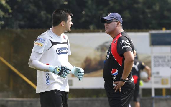 El portero Anthony Silva y el entrenador Hernán Torres, durante la práctica del Independiente Medellín. El equipo rojo es tercero, con 31 puntos, en la Liga Águila-1. FOTO juan antonio sánchez