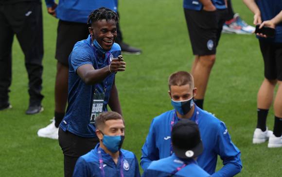 En la imagen aparece el goleador Duván Zapata en el reconocimiento de la cancha en suelo portugués, país en el que se jugará toda la fase definitiva de la actual Liga de Campeones. FOTO afp