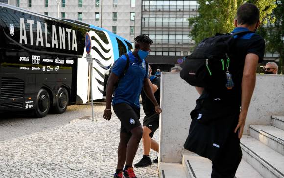 El delantero Duván Zapata durante su llegada a Portugal con el Atalanta para el duelo de este miércoles. FOTO AFP
