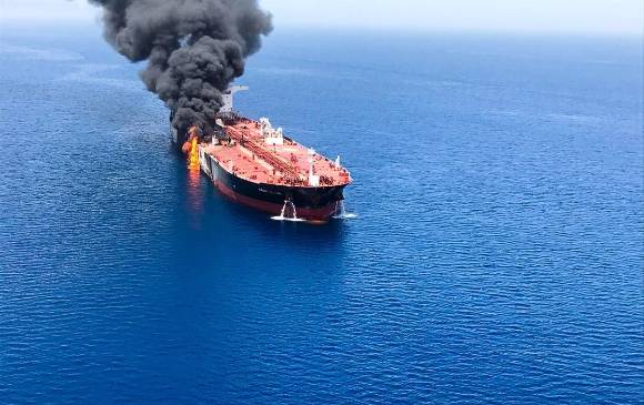 Imagen del buque petrolero noruego Front Altair en llamas, este jueves en el golfo de Omán (Omán). Dos cargueros fueron atacados cerca del estrecho de Ormuz. FOTO: EFE