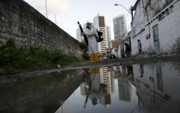 Las labores para combatir al mosquito iniciaron en Recife, la ciudad más afectada. FOTO reuters